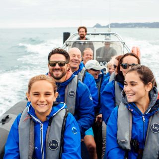 Groupe de jeunes en excursion en zodiac