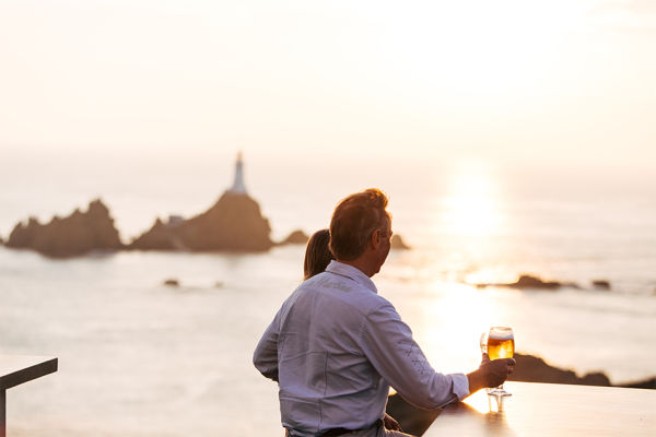 couple admirant le coucher de soleil à Corbière
